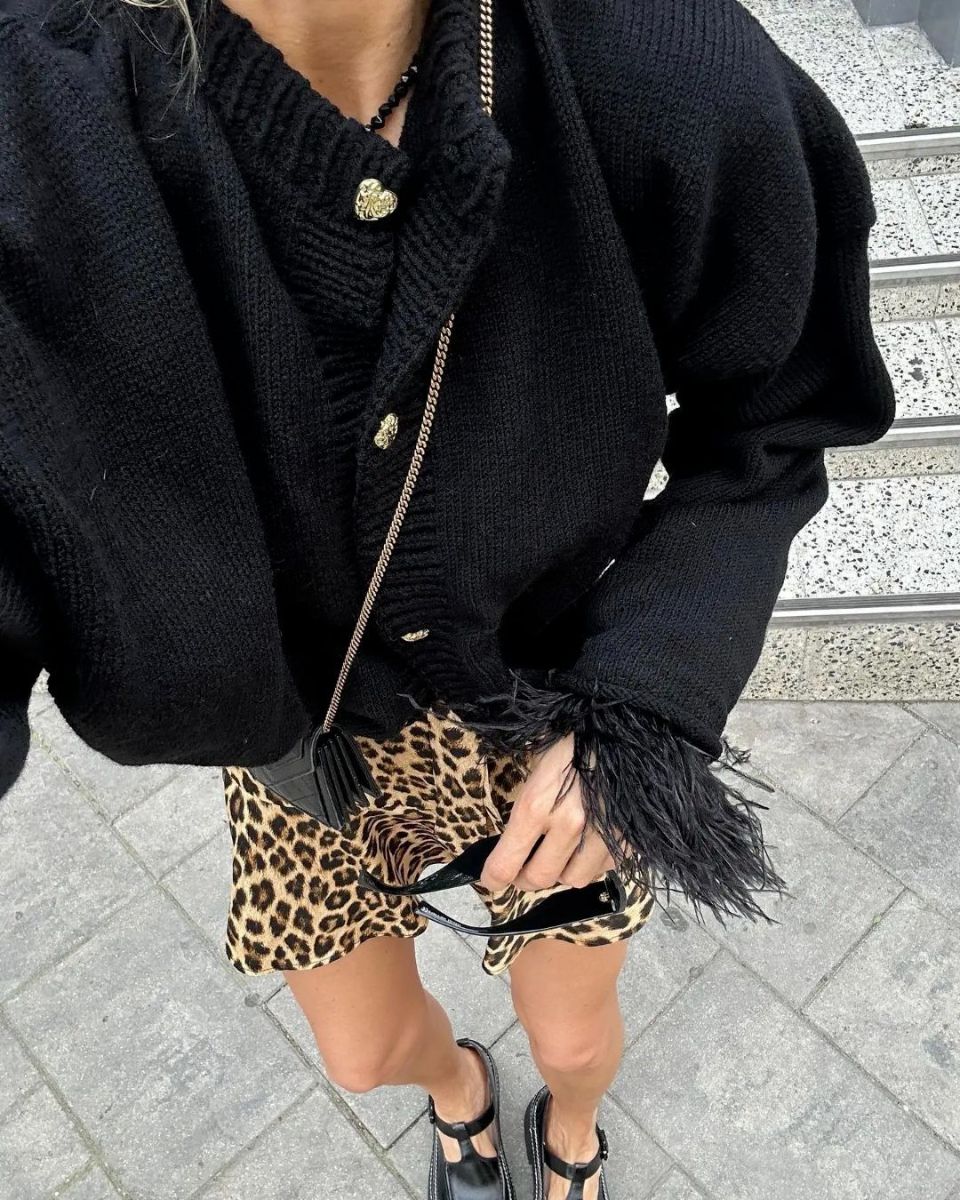 Manon | Elegante Strickjacke für Damen mit Federärmeln